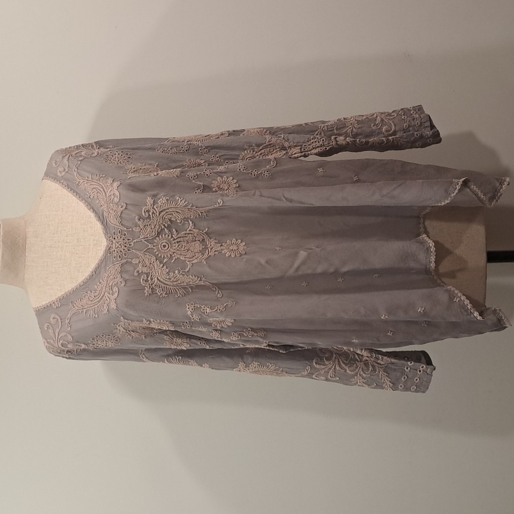 NWOT JOHNNY WAS gray/blue Flowy Top With Pinky/taupe Embroidery. Sz L